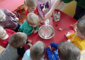 Dzieci obserwują eksperyment wulkan
